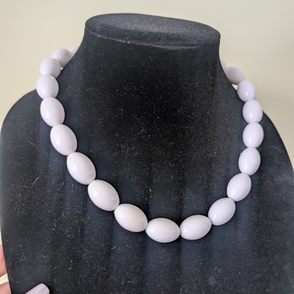 Vintage White Beaded Necklace - Picture 4 of 8